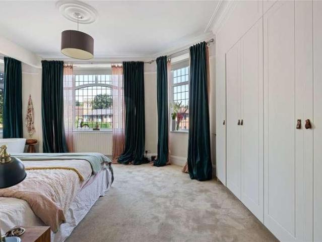 Flat for sale in Fole, Surrey