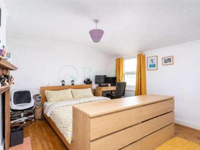 Flat for sale in Earlsfield, Greater London