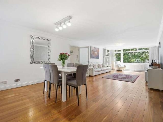 Flat for sale in Snaresbrook, Greater London