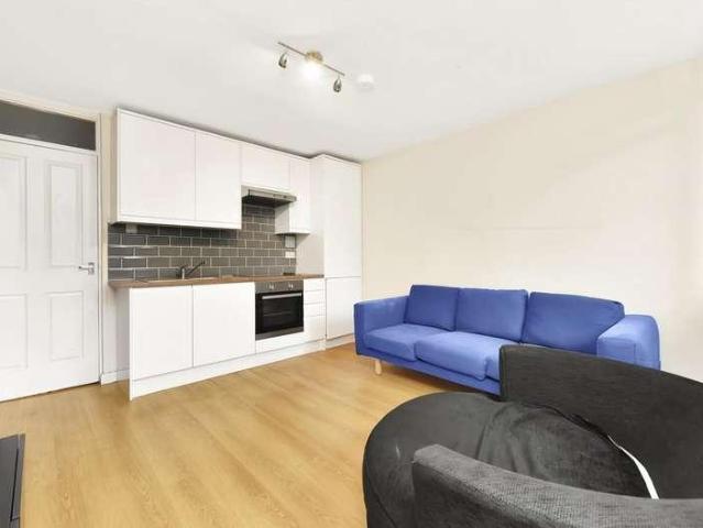 Flat for sale in Streatham Hill, Greater London