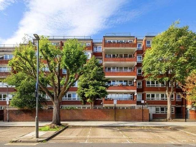 Flat for sale in Battersea, Greater London