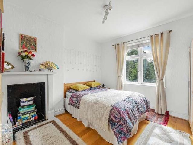 Flat for sale in London Borough of Ealing, Greater London