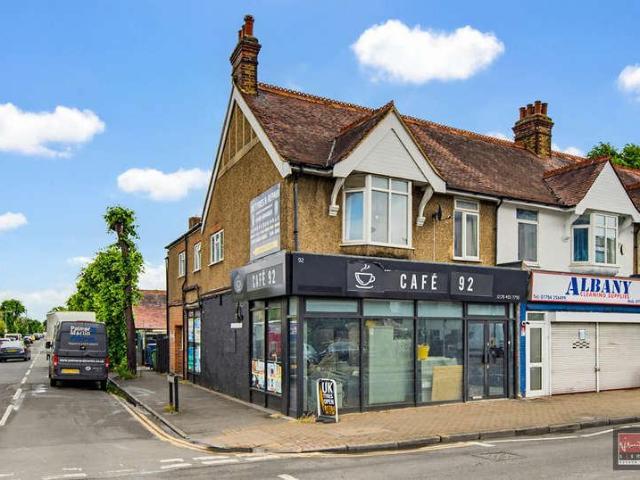 Flat for sale in Lower Halliford, Surrey