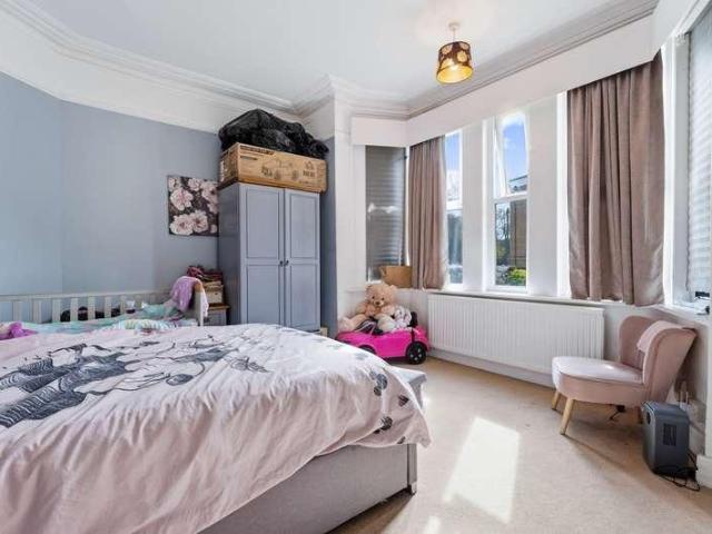 Flat for sale in London Borough of Hounslow, Feltham