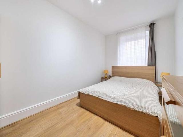 Flat for sale in London Borough of Lambeth, Greater London