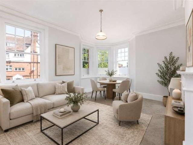 Flat for sale in Wandsworth, Greater London