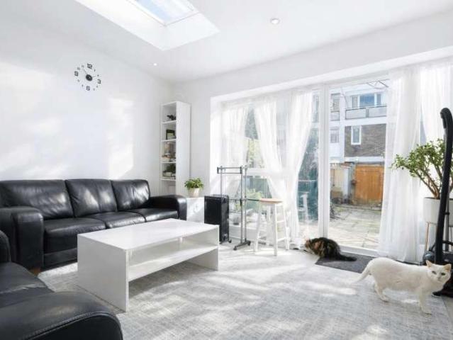 Flat for sale in Stepney, Greater London