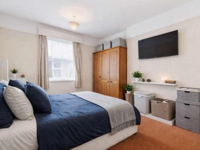 Flat for sale in London Borough of Hounslow, Feltham