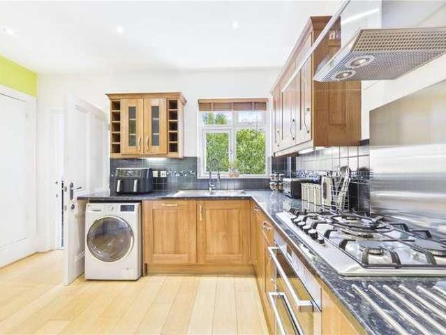 Flat for sale in Earlsfield, Greater London