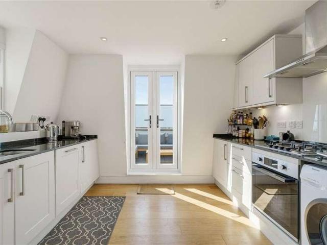 Flat for sale in Clapham Junction, Greater London