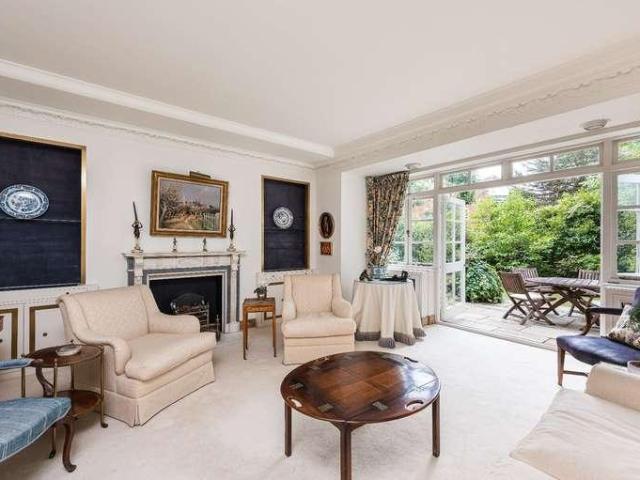 Flat for sale in Kensington, Greater London