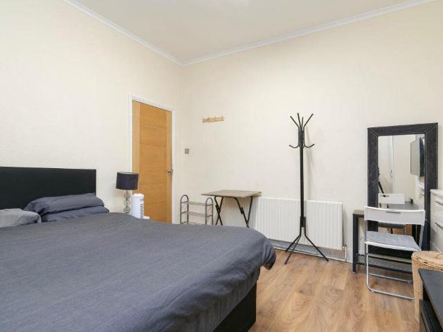 Flat for sale in London Borough of Hounslow, Greater London