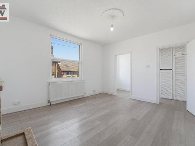 Flat for sale in London Borough of Hounslow, Greater London