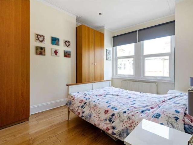 Flat for sale in Furzedown, Greater London