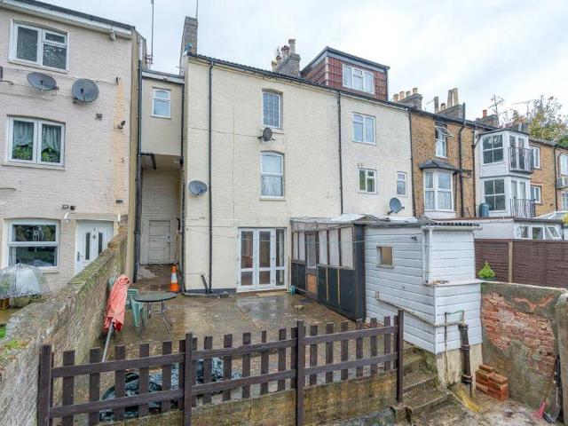 Flat for sale in Midway, Kent