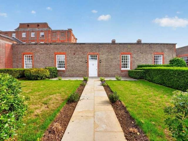 Flat for sale in Roehampton, Greater London