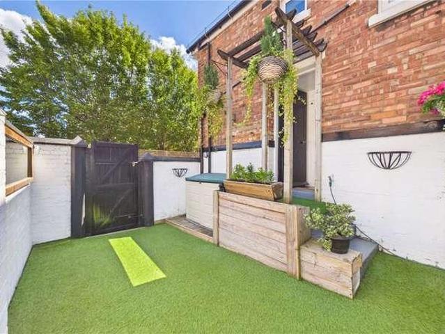Flat for sale in London Borough of Wandsworth, Greater London