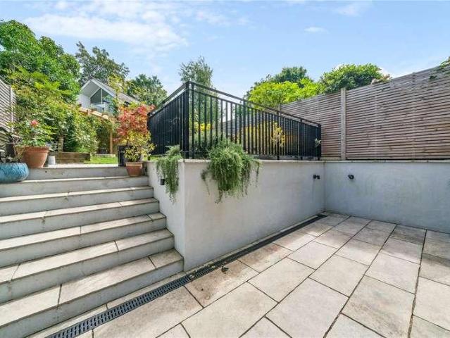 Flat for sale in Balham, Greater London
