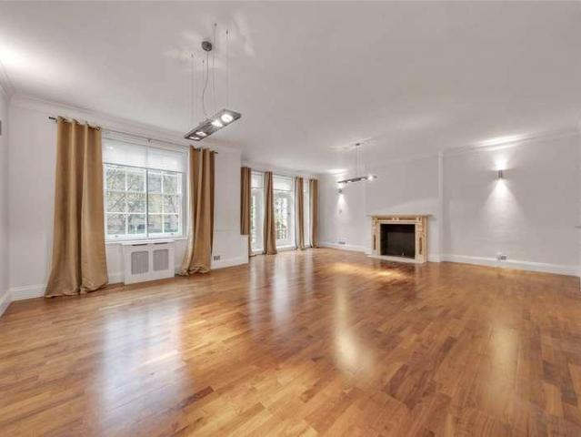 Flat for sale in St. John's Wood, Greater London