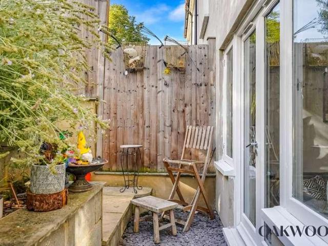 Flat for sale in Stamford Hill, Greater London