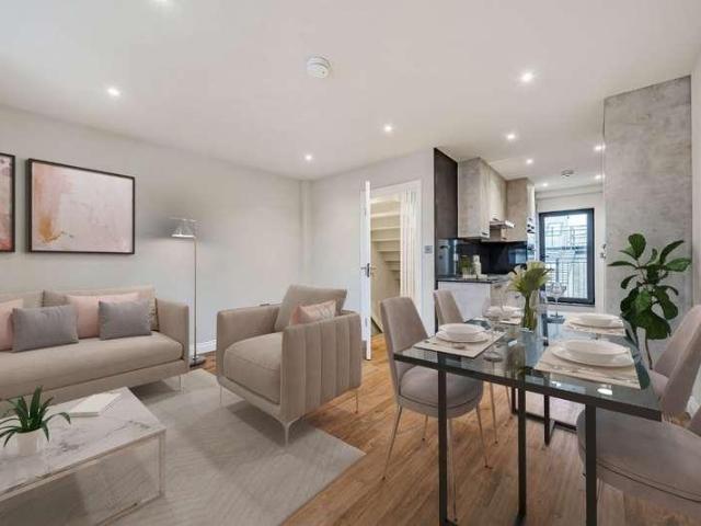 Flat for sale in Albury Court, Greater London