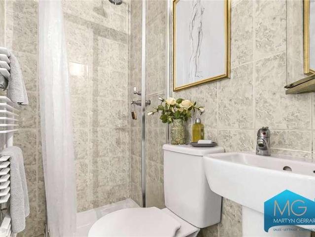 Flat for sale in Hornsey, Greater London
