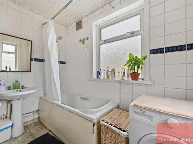 Flat for sale in Harlesden, Greater London