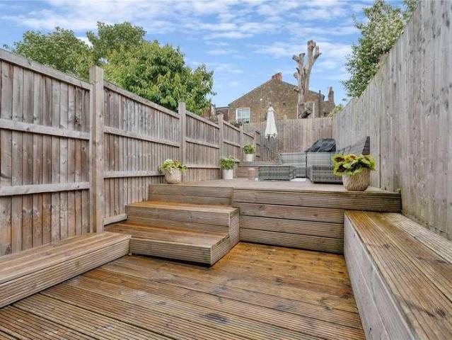 Flat for sale in Earlsfield, Greater London