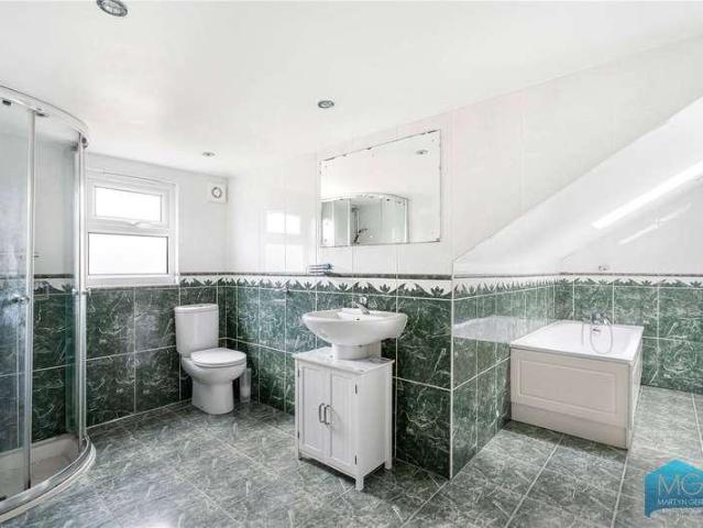 Flat for sale in Finchley, Greater London