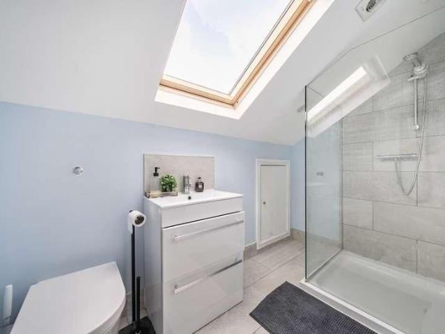 Flat for sale in Summerstown, Greater London