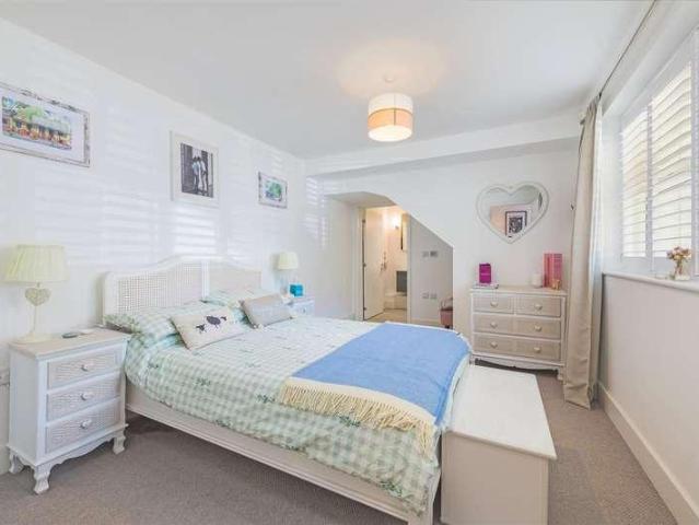 Flat for sale in East Sheen, Greater London
