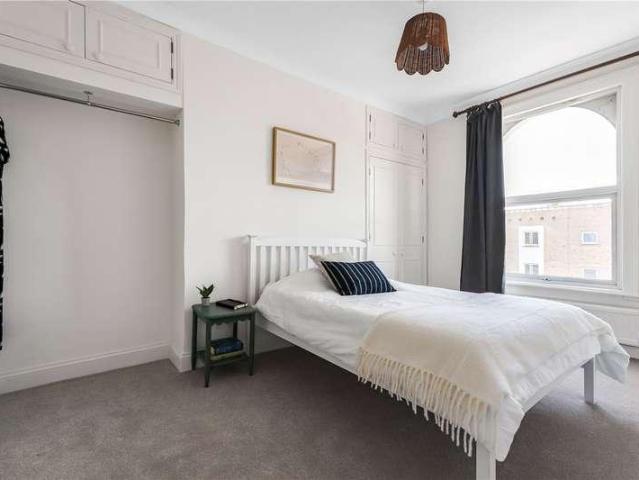 Flat for sale in Finsbury Park, Greater London