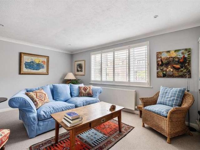 Flat for sale in Arundel, Clapham