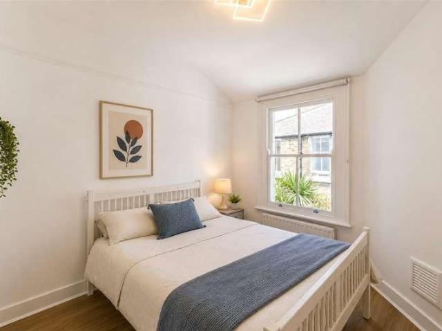 Flat for sale in Clapham, Greater London