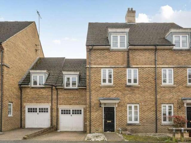 Flat for sale in Little Stanmore, Greater London