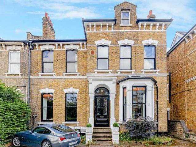 Flat for sale in Stamford Hill, Greater London