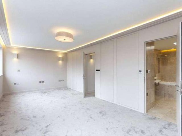 Flat for sale in Marylebone, Greater London