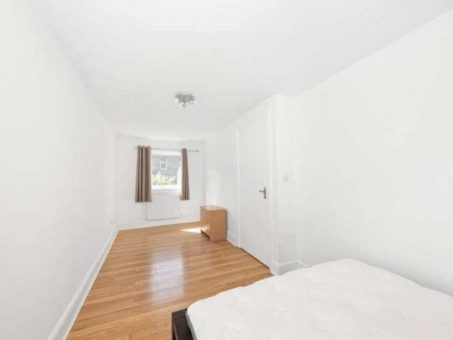 Flat for sale in London Borough of Lewisham, Ladywell
