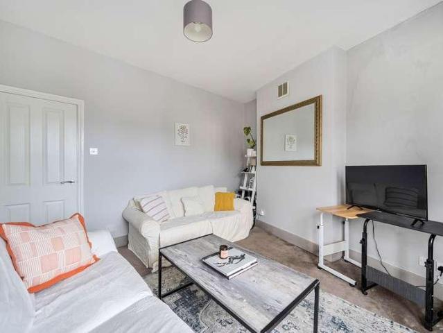 Flat for sale in Summerstown, Greater London