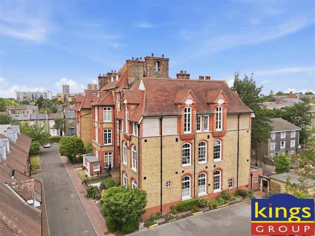 Flat for sale in Shacklewell, Greater London