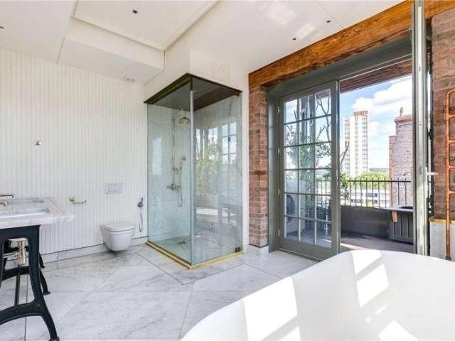 Flat for sale in Chalk Farm, Greater London