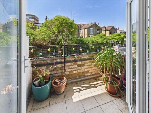 Flat for sale in Streatham Hill, Greater London