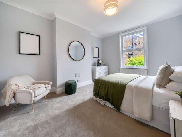 Flat for sale in London Borough of Ealing, Greater London