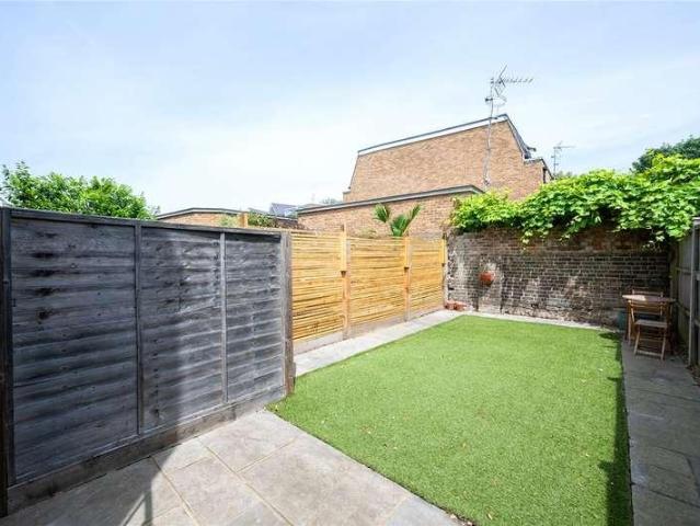 Flat for sale in Balham, Greater London