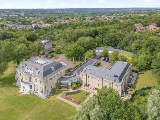 Flat for sale in Woodford Bridge, Greater London