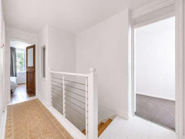 Flat for sale in Battersea, Greater London