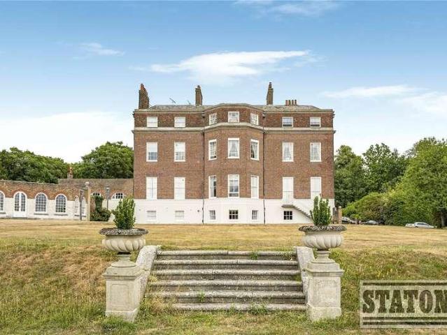 Flat for sale in Broxbourne, Hertfordshire