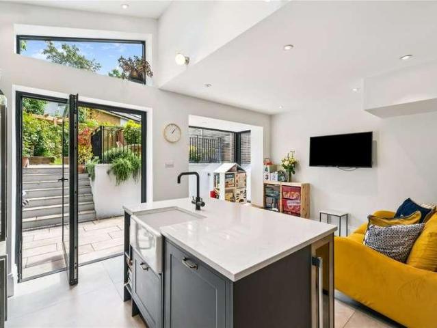 Flat for sale in Balham, Greater London