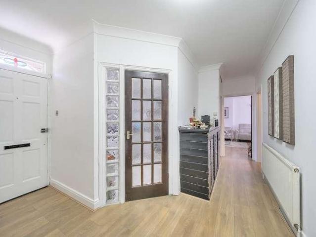 Flat for sale in Kingsbury, Greater London
