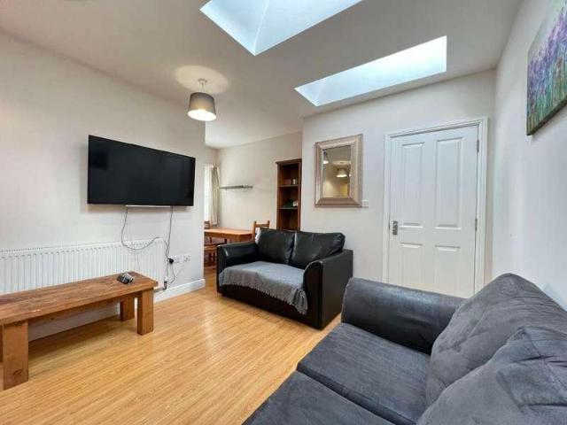Apartment for rent in Lady Bay, Barton In Fabis